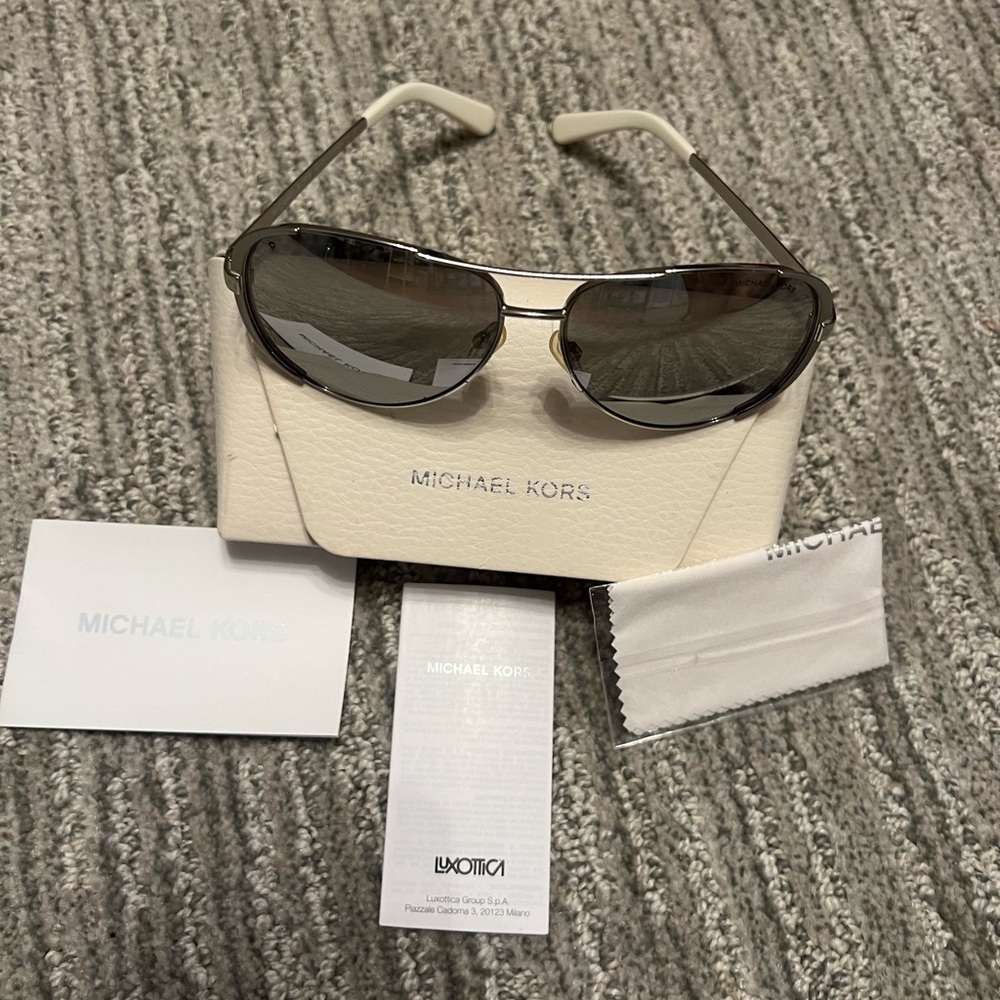 Michael Kors MK1082 Chelsea Glam Silver Frame/Silver Mirrored Lens/With White